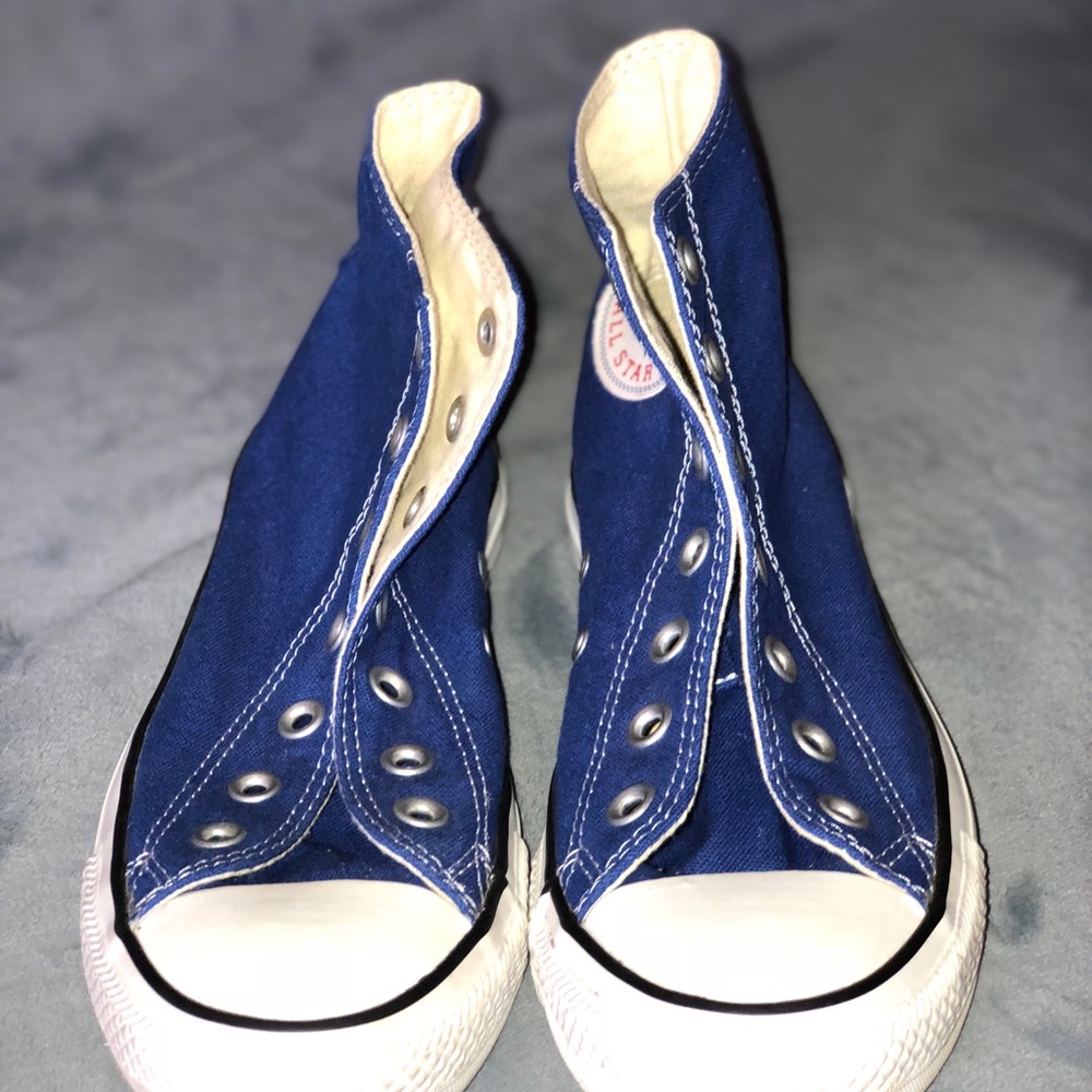 Blue converse - size 5 in men and 7 in women’s